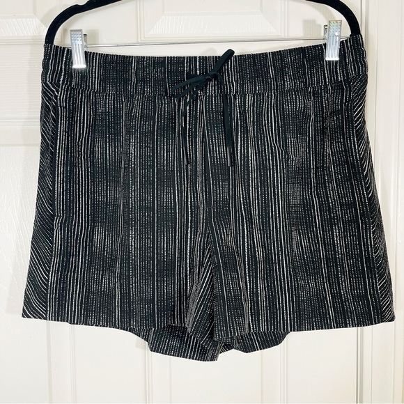 ATHLETA Arrival Shorts Black Ampara Stripe Elastic Waist Shorts - Size 12 - Picture 2 of 8
